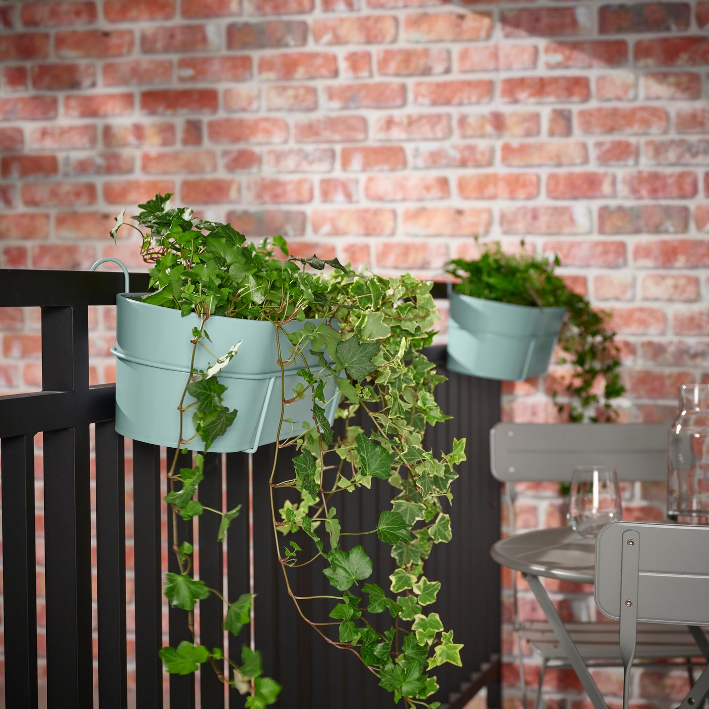 An in/outdoor/turquoise VITLÖK flower box with holder