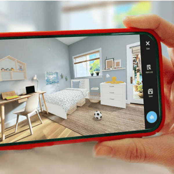 Sul display di uno smartphone è visualizzata una stanza progettata personalmente con il tool di pianificazione IKEA Kreativ.