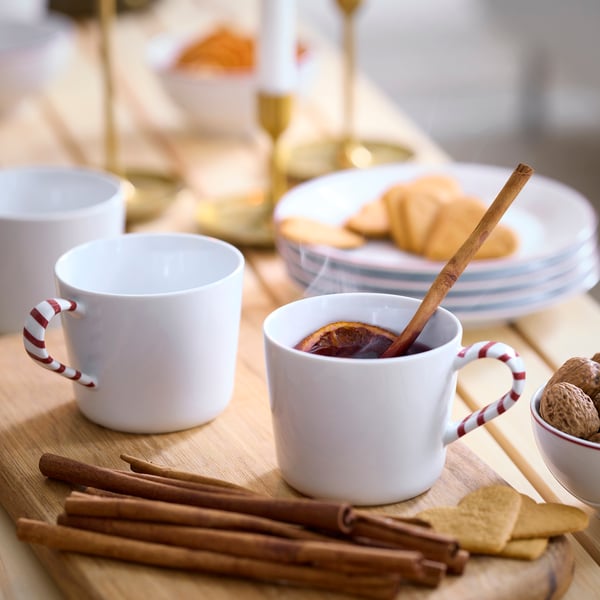 A white/red VINTERFINT mug outside