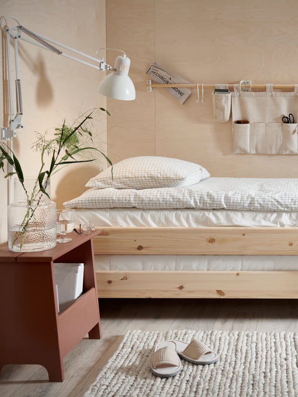 Una cama nido UTÅKER sobre un tapete IKEA.