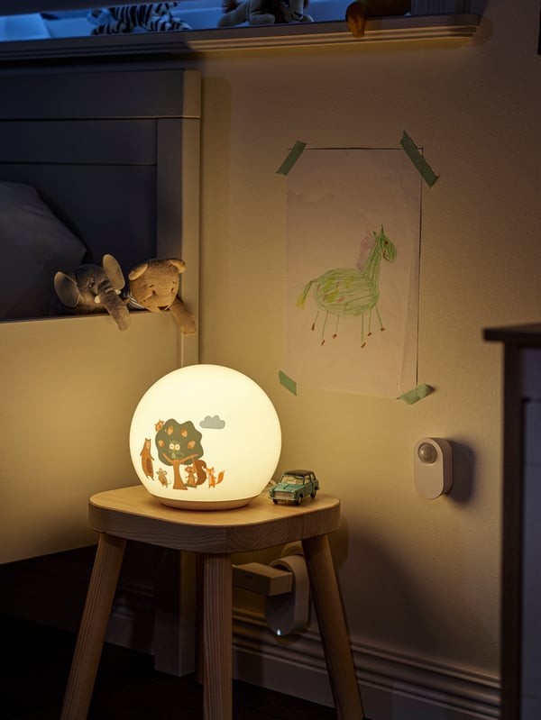 BRUMMIG LED stočna lampa sa šumskim dezenom.