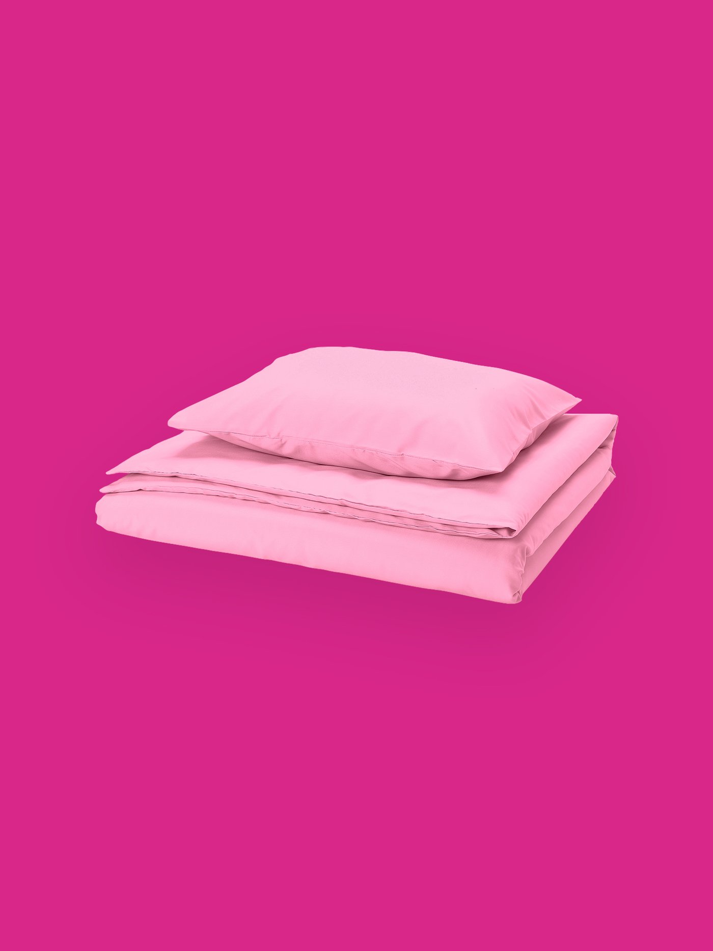 Immagine raffigurante un piumino e un cuscino IKEA rosa chiaro posti l'uno sopra l'altro su uno sfondo rosa acceso.
