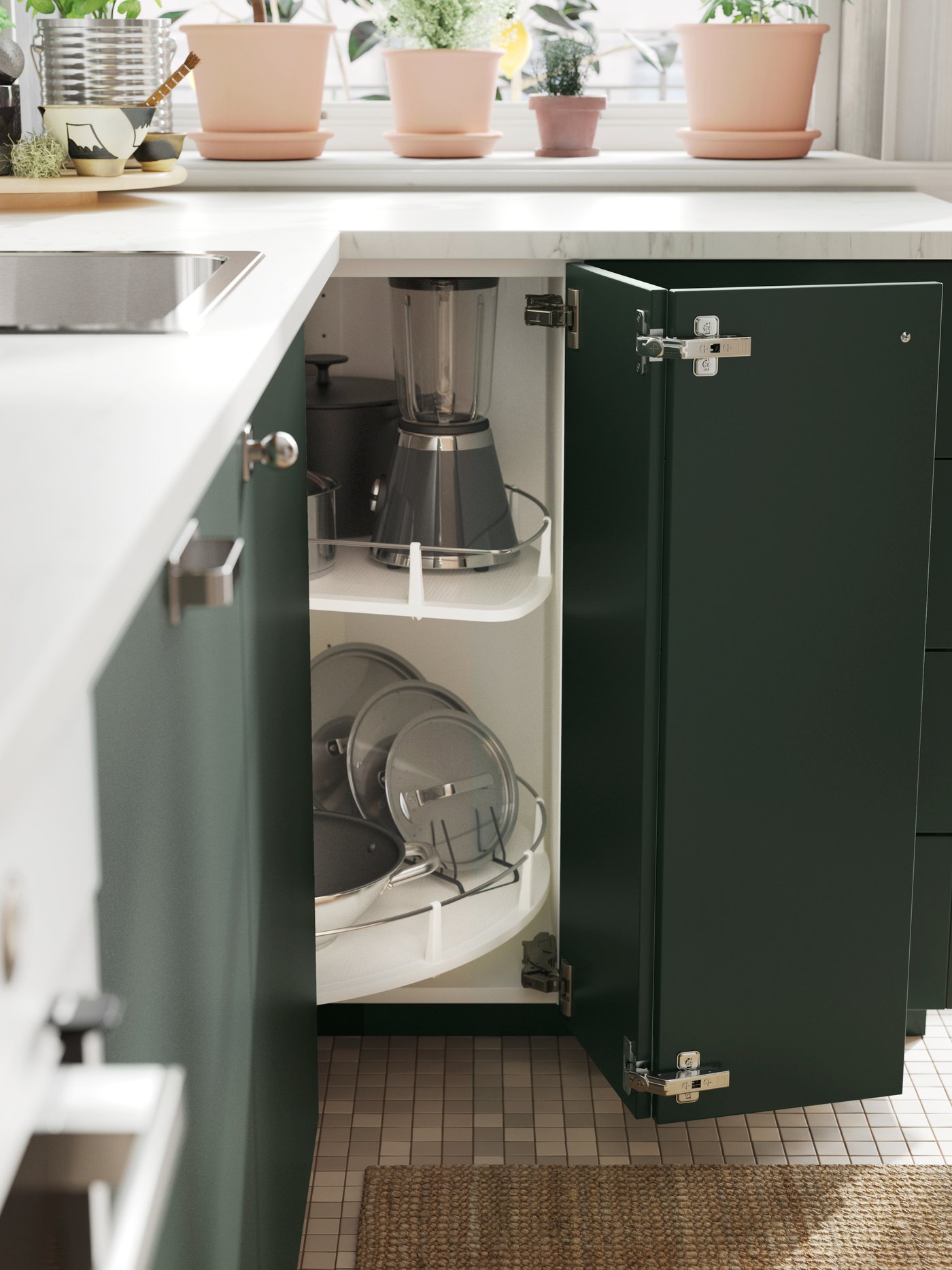 Vista de unos muebles de cocina y uno tiene la puerta abierta. Adentro se ve un organizador de ollas UTRUSTA.