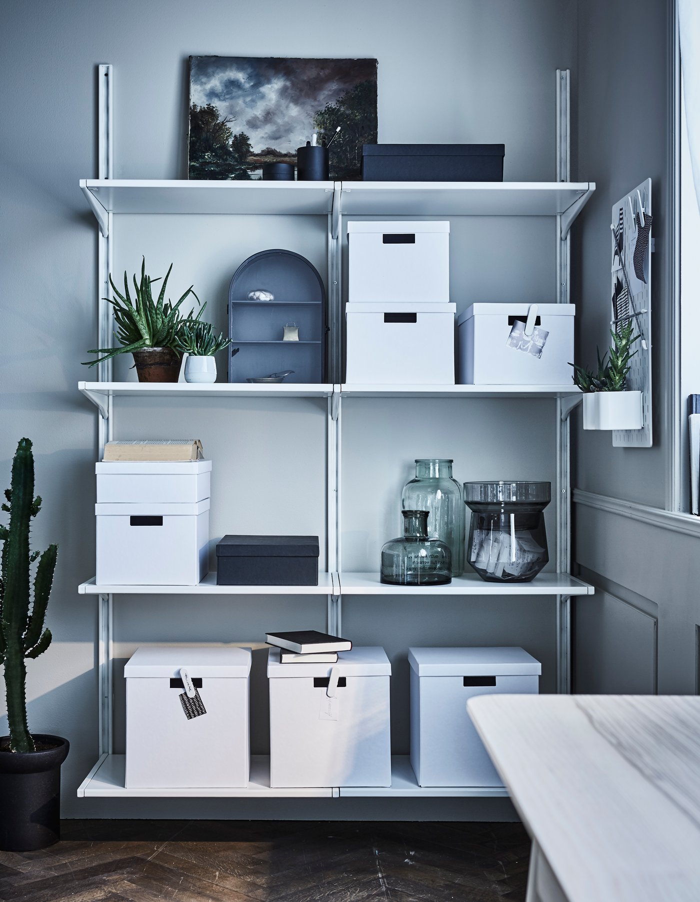 Mit modernen Büromöbeln gestaltest du dir einen individuellen und funktionellen Arbeitsplatz. Hierbei kannst du auch kleinere Ecken wunderbar nutzen, z. B. mit ALGOT Wandschiene/Böden in Weiß von IKEA. Wenn die Wandschienen an der Wand sind, musst du nur noch die Konsolen einklicken und Zubehör anbringen. Fertig!