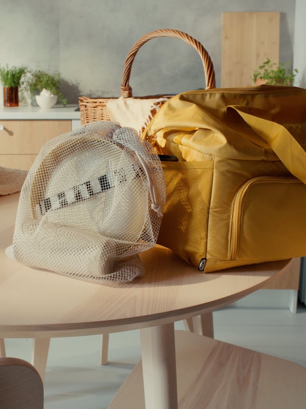 A KLOTPIL cooling bag