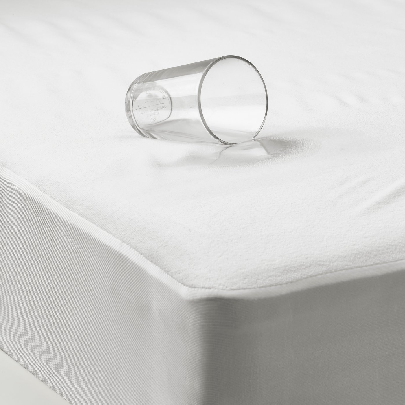 A GRUSNARV waterproof mattress protector