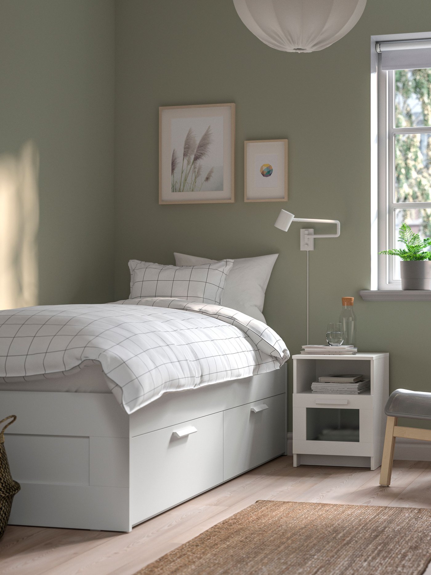 Une structure de lit à tiroirs intégrés BRIMNES blanc/LURÖY dans une chambre
