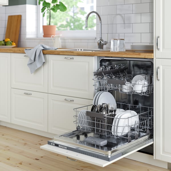An IKEA 500 RÅGLANDA integrated dishwasher in the kitchen