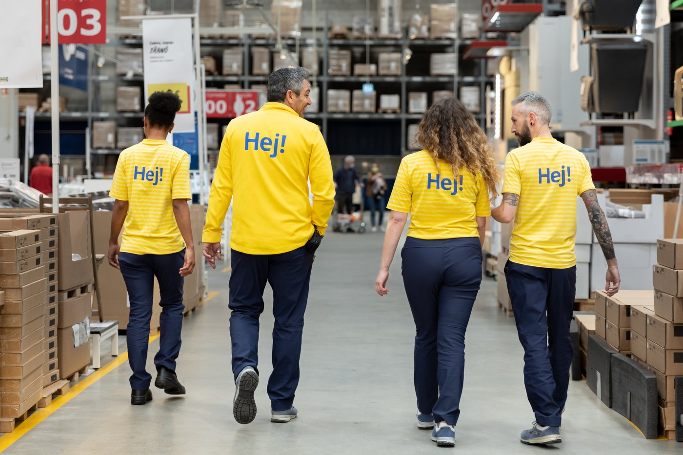 Flera IKEA medarbetare går i ett varuhus tillsammans.