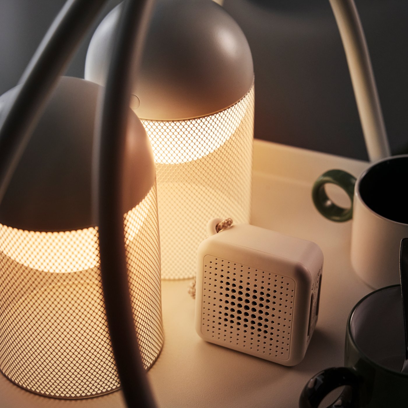 En närbild av vit SOLVINDEN LED dekorationsbelysning med nätmönster och batteridriven glob på ett bord.
