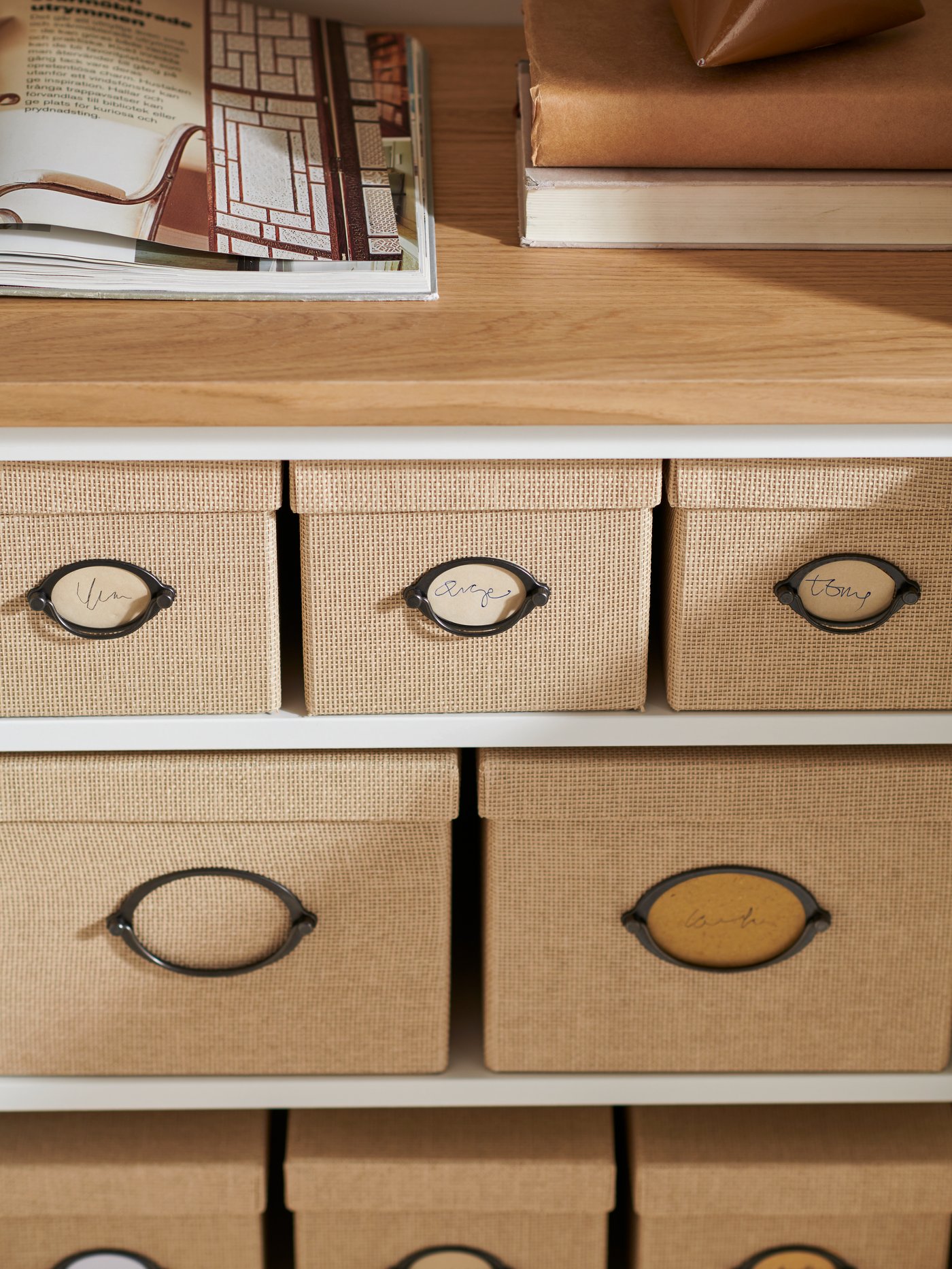 A beige KVARNVIK storage box with lid in the living room