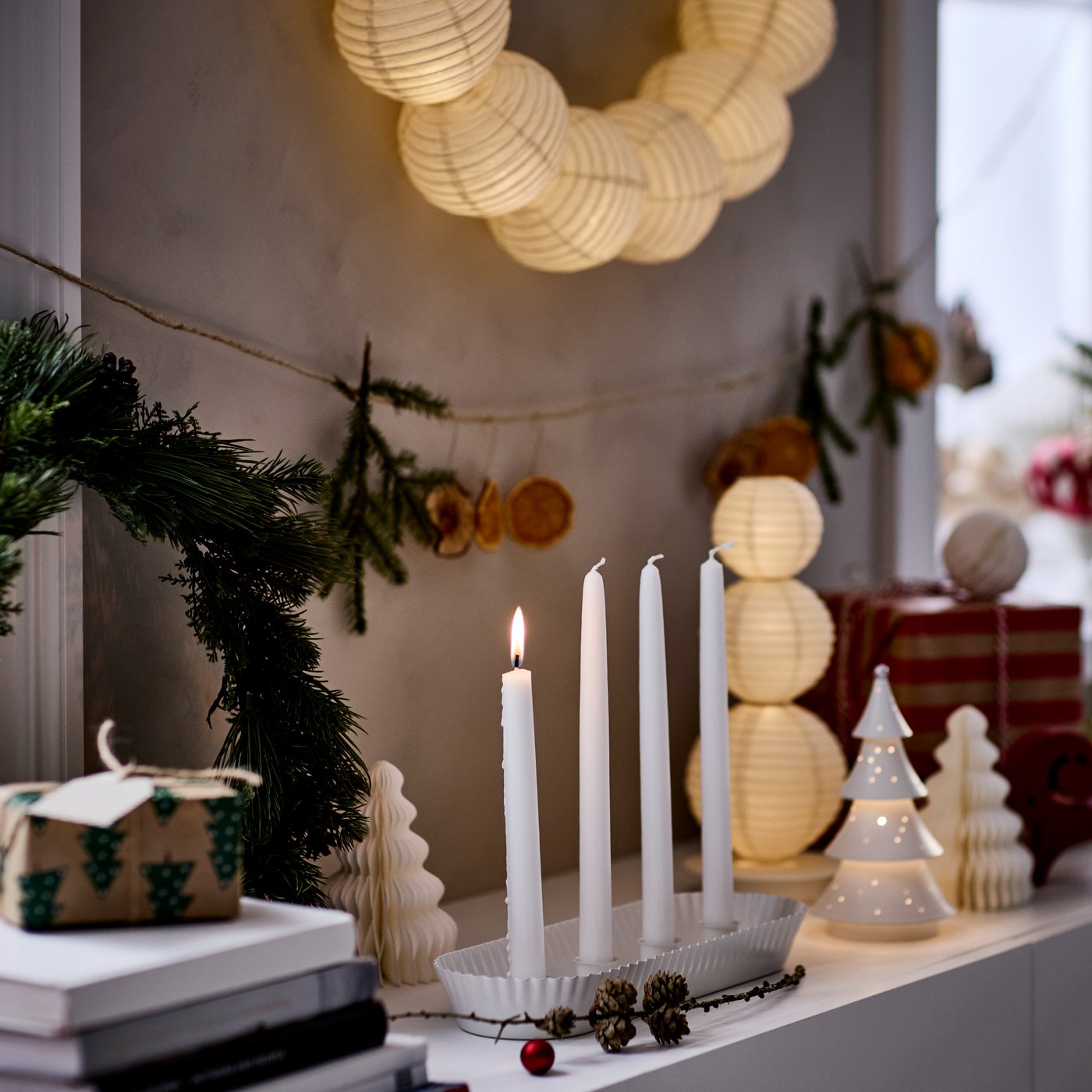 Een metalen/batterijgevoede STRÅLA LED-decoratieve tafellamp in de vorm van een boom