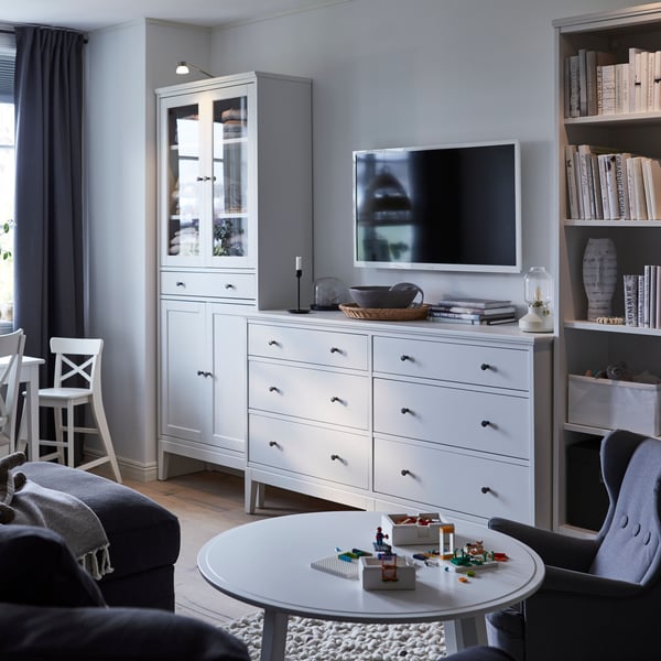 Eine weisse Kommode IDANÄS mit 6 Schubladen im Wohnzimmer