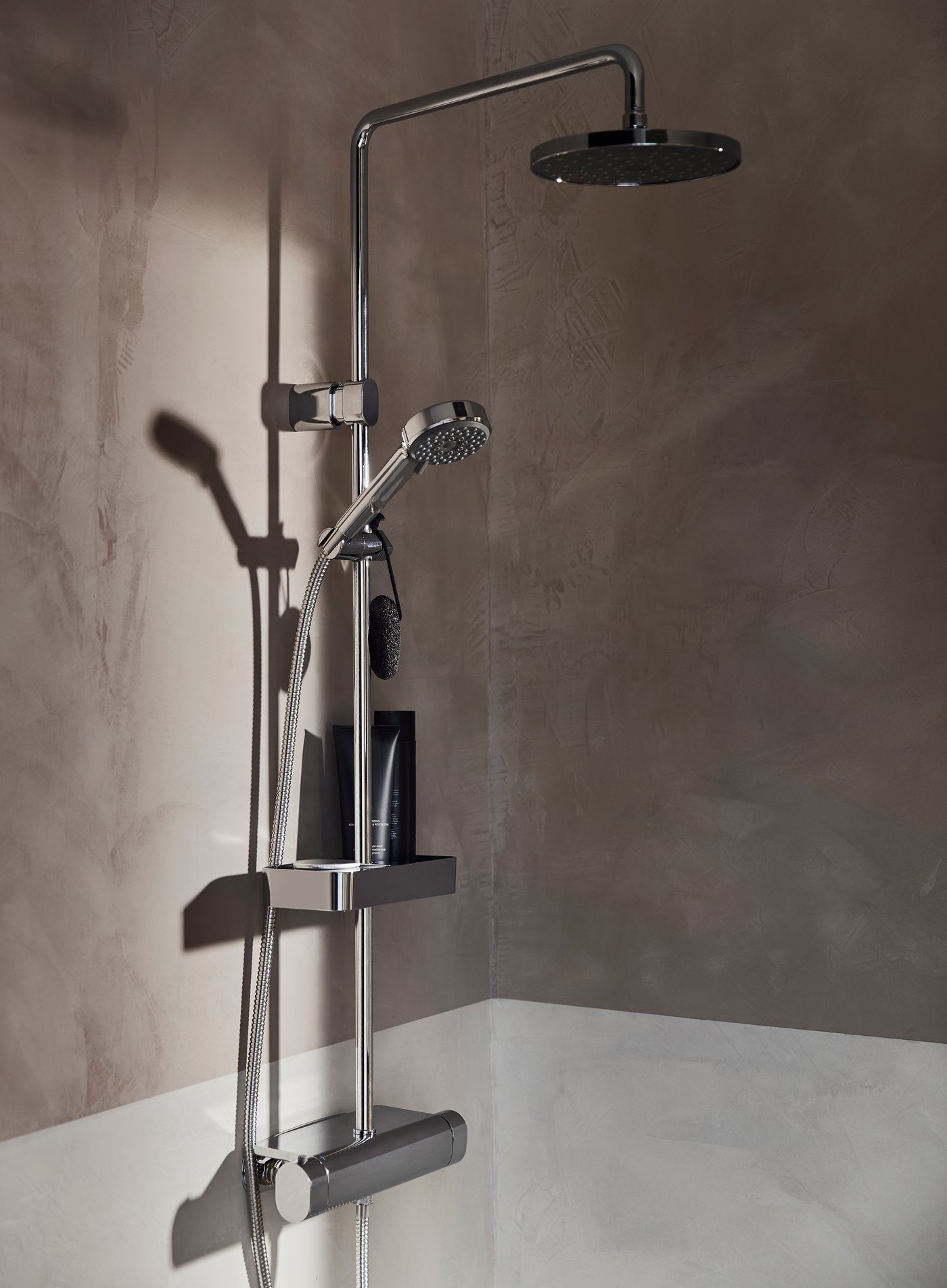 A chrome-plated BROGRUND shower set with thermostatic mixer in the bathroom