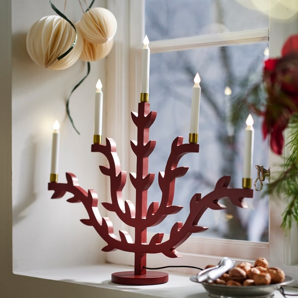 A wood leaf/red STRÅLA LED candelabra in the dining room