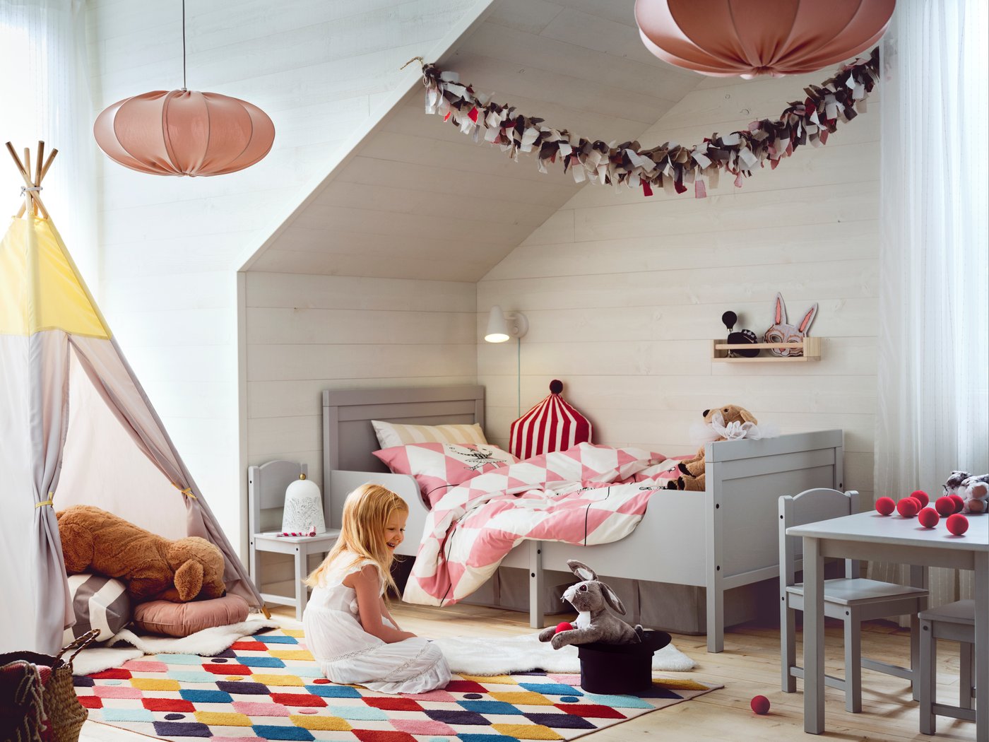 Een circus tentvorm rood/wit BUSENKEL kussen in de kinderkamer kamer