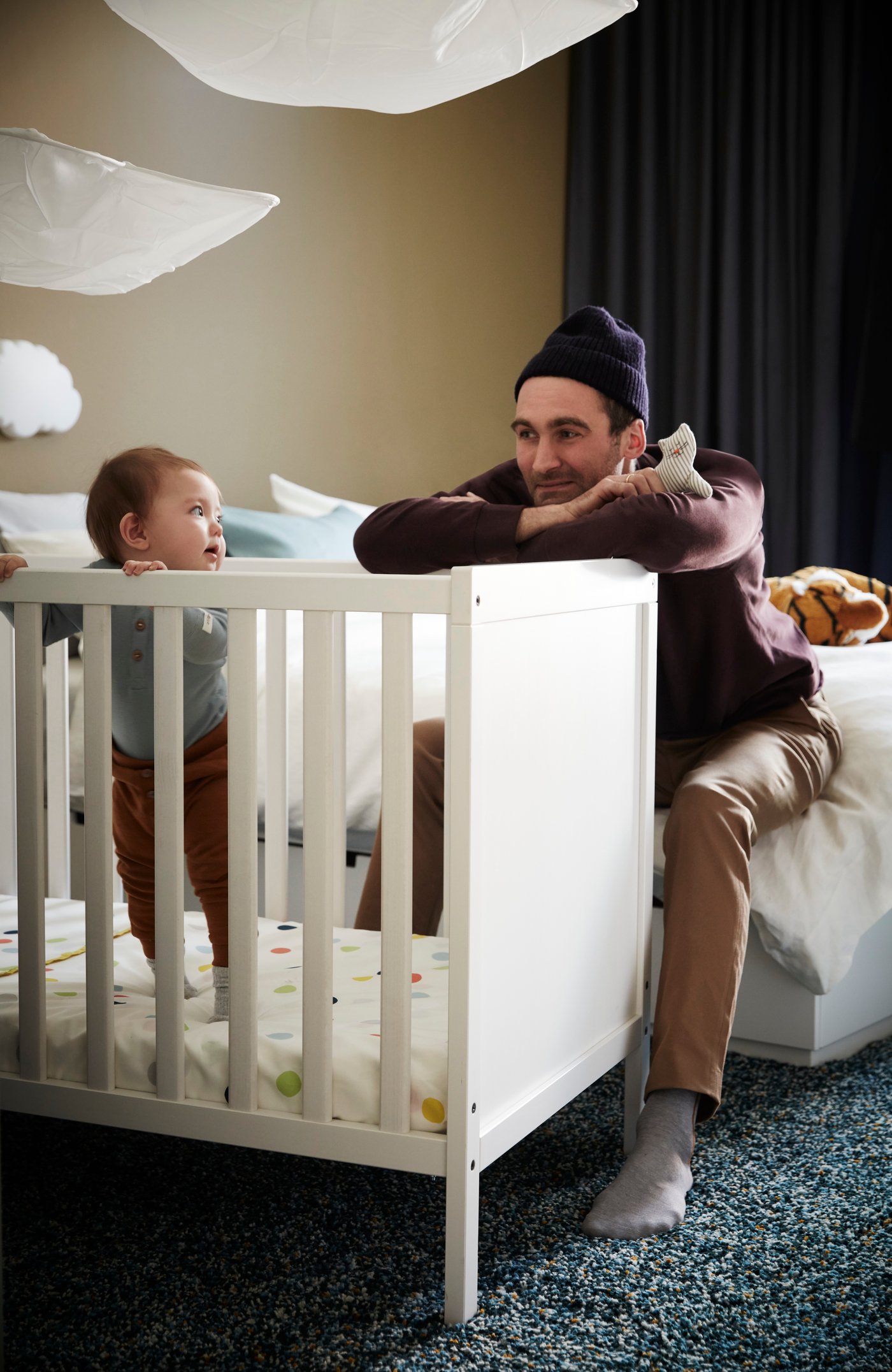 Un drap-housse LENAST à pois/lune pour lit bébé dans la pièce des enfants