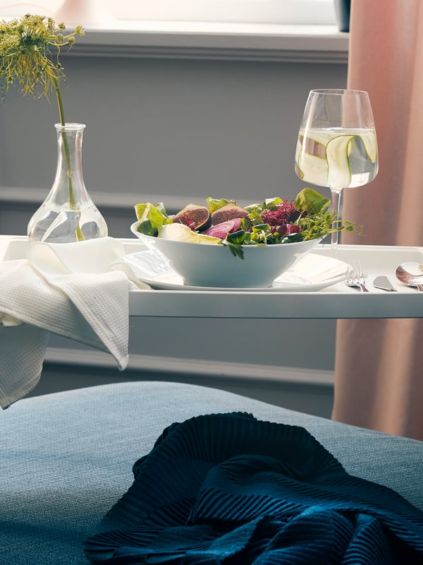 Verwöhn dich ab und an mal mit einem festlichen Abendessen bei einem schönen Film. Mit einem IKEA KLIPSK Tablett in Weiß ist das kein Problem.