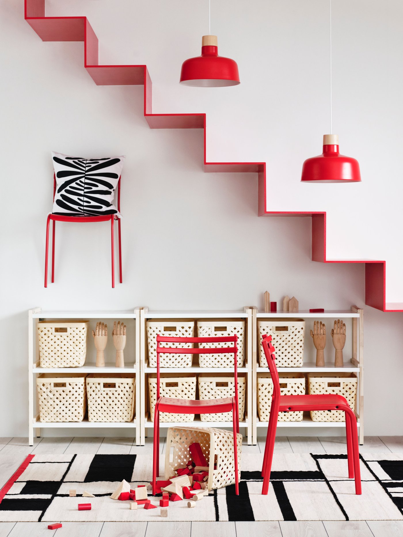 Un escalier rouge au-dessus de solutions de rangement.