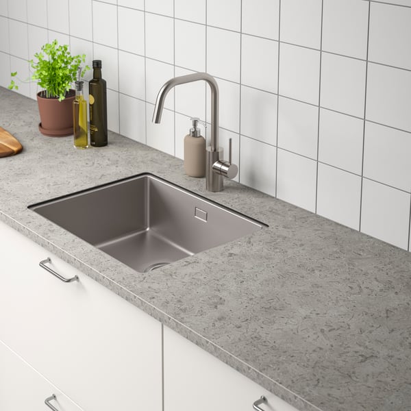 En spesialbestilt bekeplate med underlimt kum.