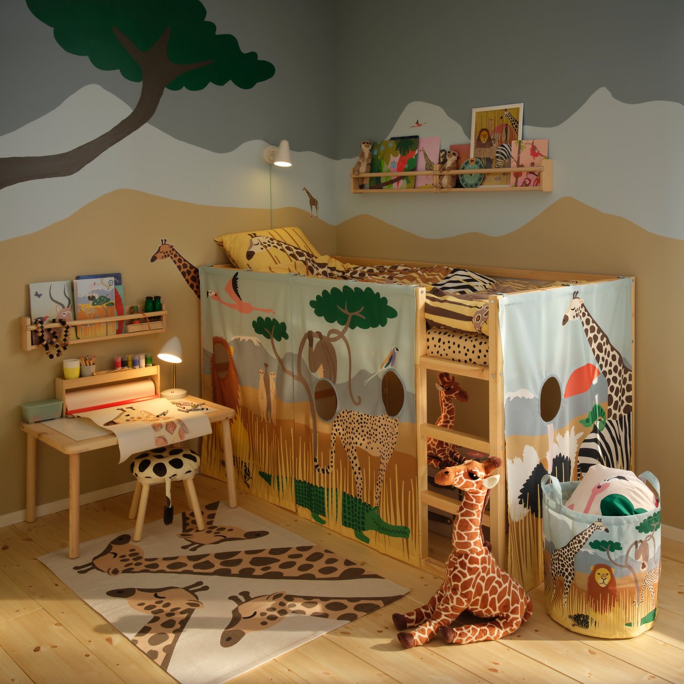 Ein Kinderzimmer voller Spielzeug aus der SANDLÖPARE-Kollektion mit Savannenmotiven, mit Giraffen auf Teppich und Bettwäsche.