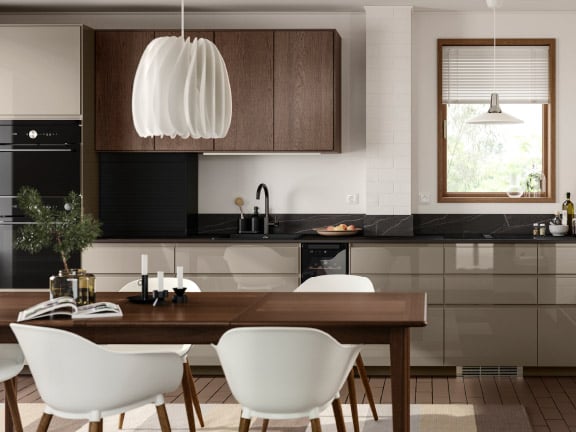 A brown SINARP door in the kitchen