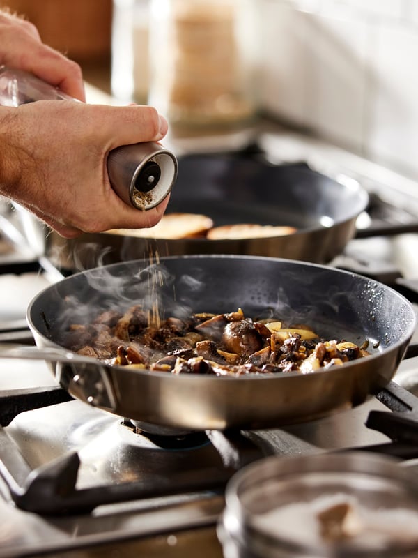 A stainless steel/non-stick coating HEMKOMST frying pan