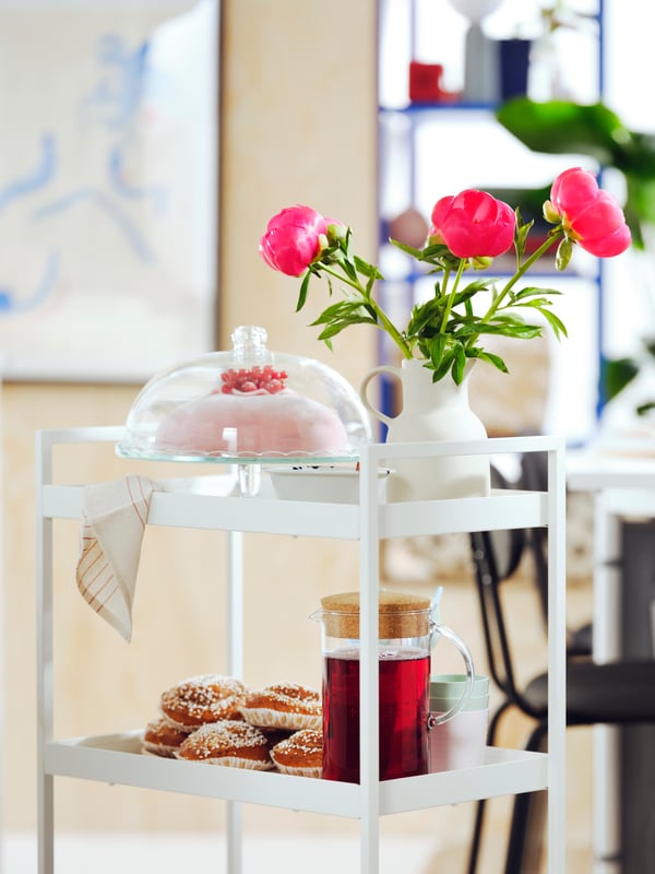 A clear glass ARV BRÖLLOP serving stand with lid