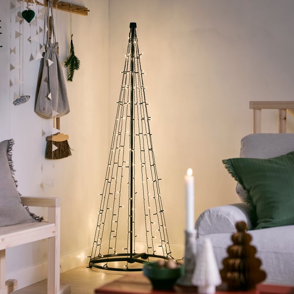 Ljusgran med LED-belysning på golv.
