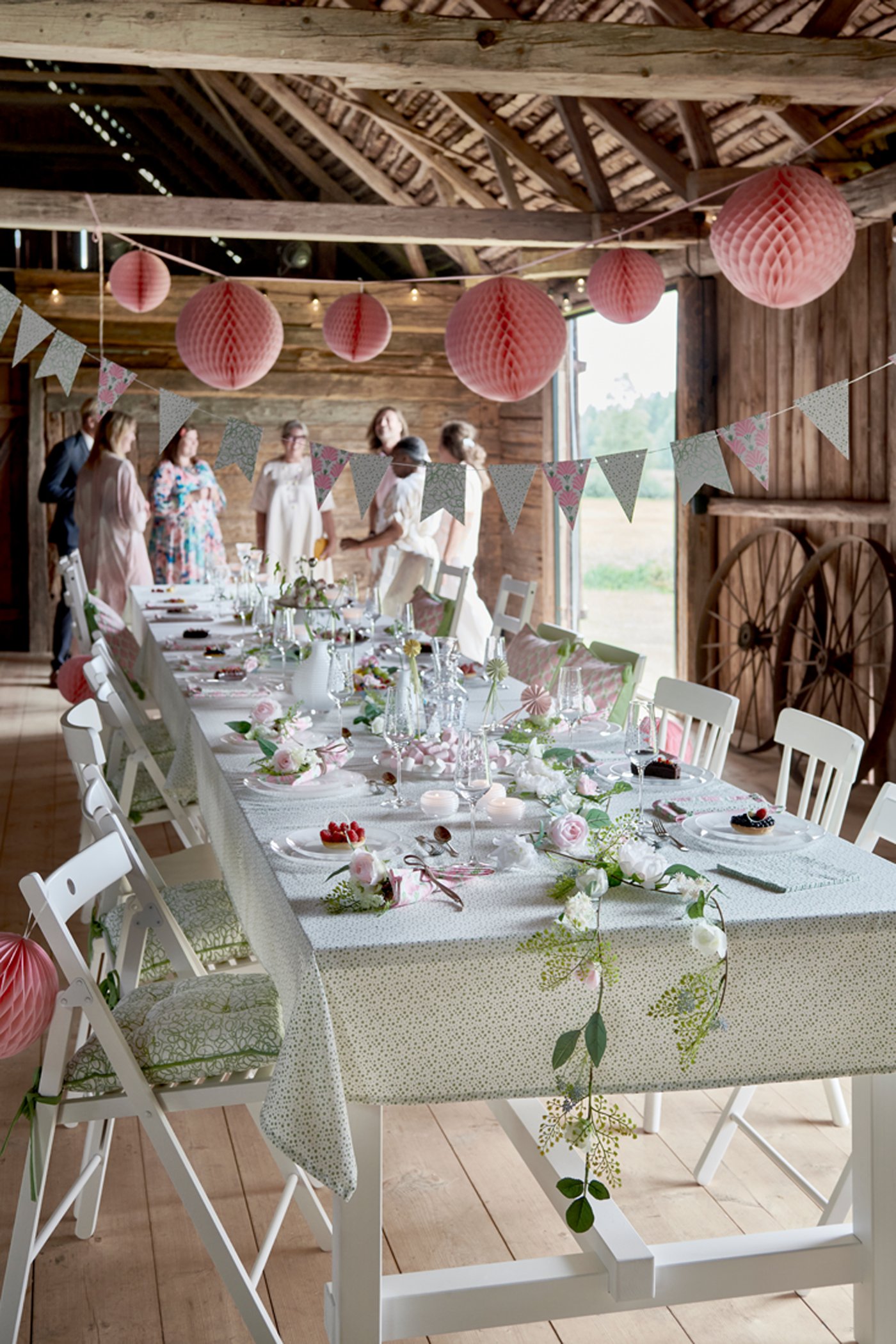 A white NORDVIKEN extendable table in the dining room