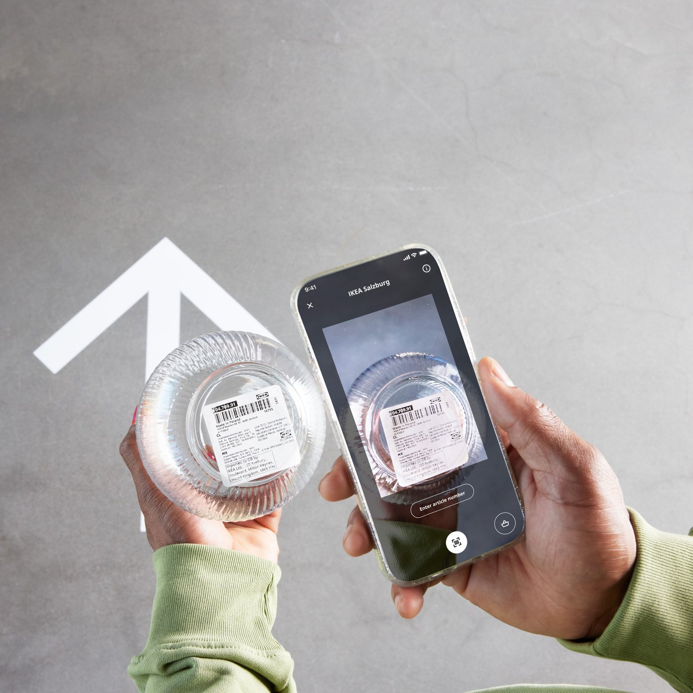 Ein Kunde nutzt Scan & Pay mit der IKEA App im Einrichtungshaus