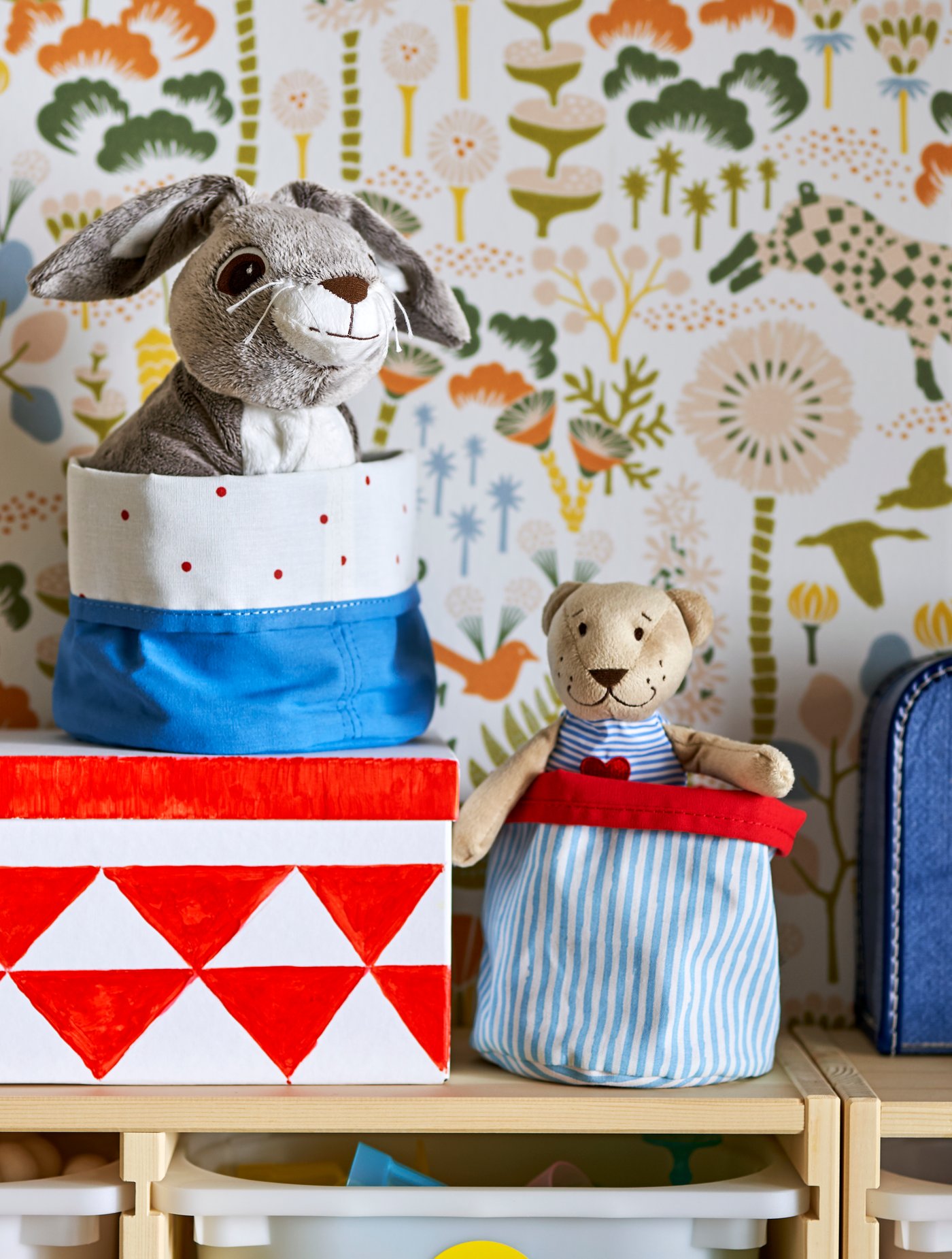A beige FABLER BJÖRN soft toy in the childrens room