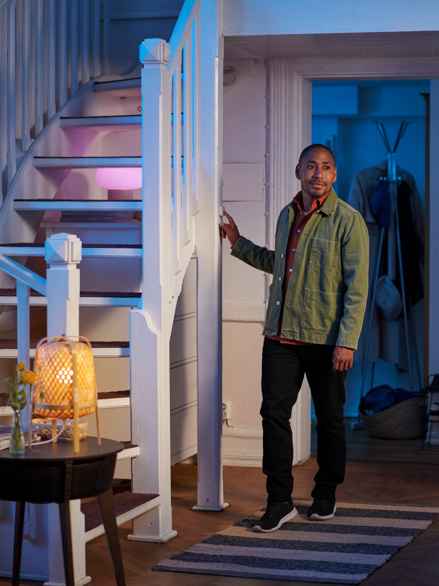 Un homme allumant la lampe dans le salon.