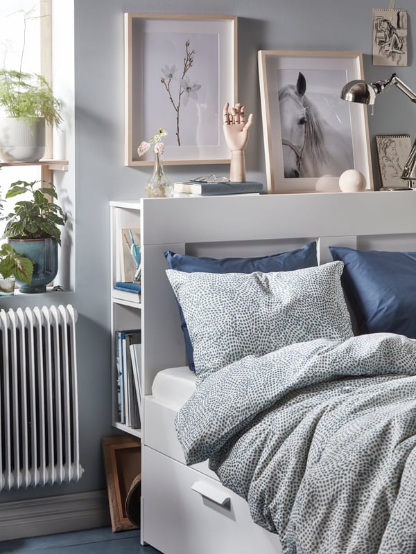 A grey GRADVIS plant pot in the bedroom