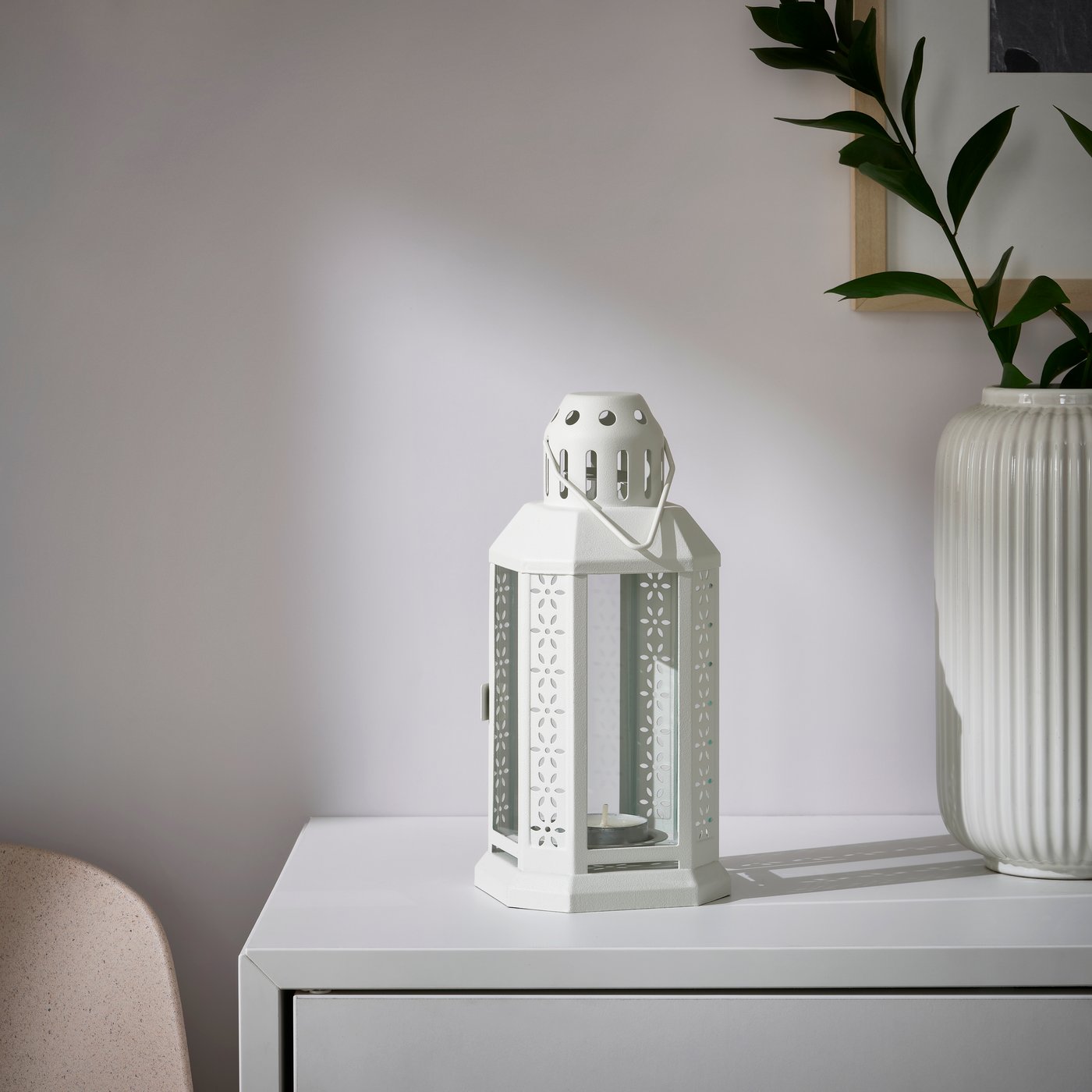 A white ENRUM lantern for tealight, in/outdoor