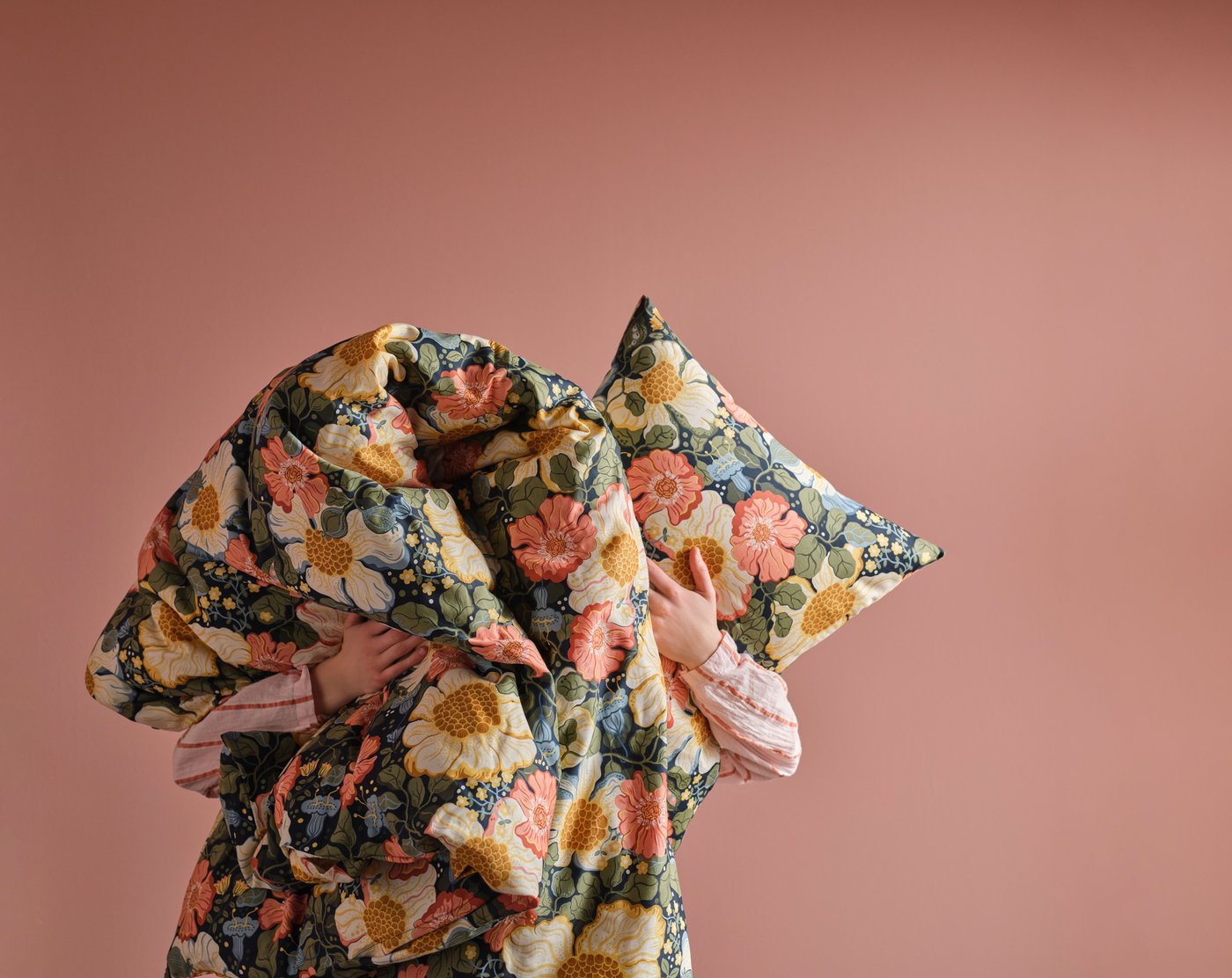A dark blue/floral pattern ARENBOK duvet cover and 2 pillowcases in the bedroom