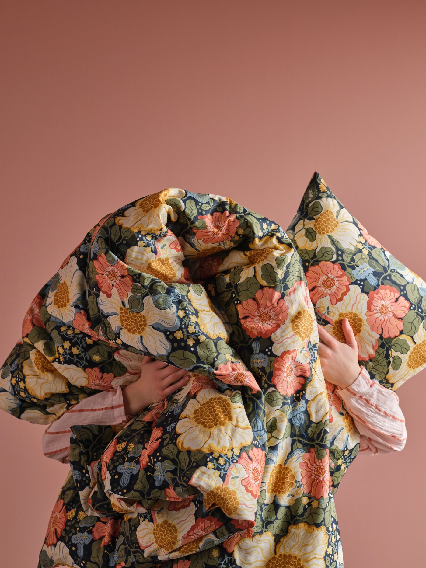 A dark blue/floral pattern ARENBOK duvet cover and 2 pillowcases in the bedroom