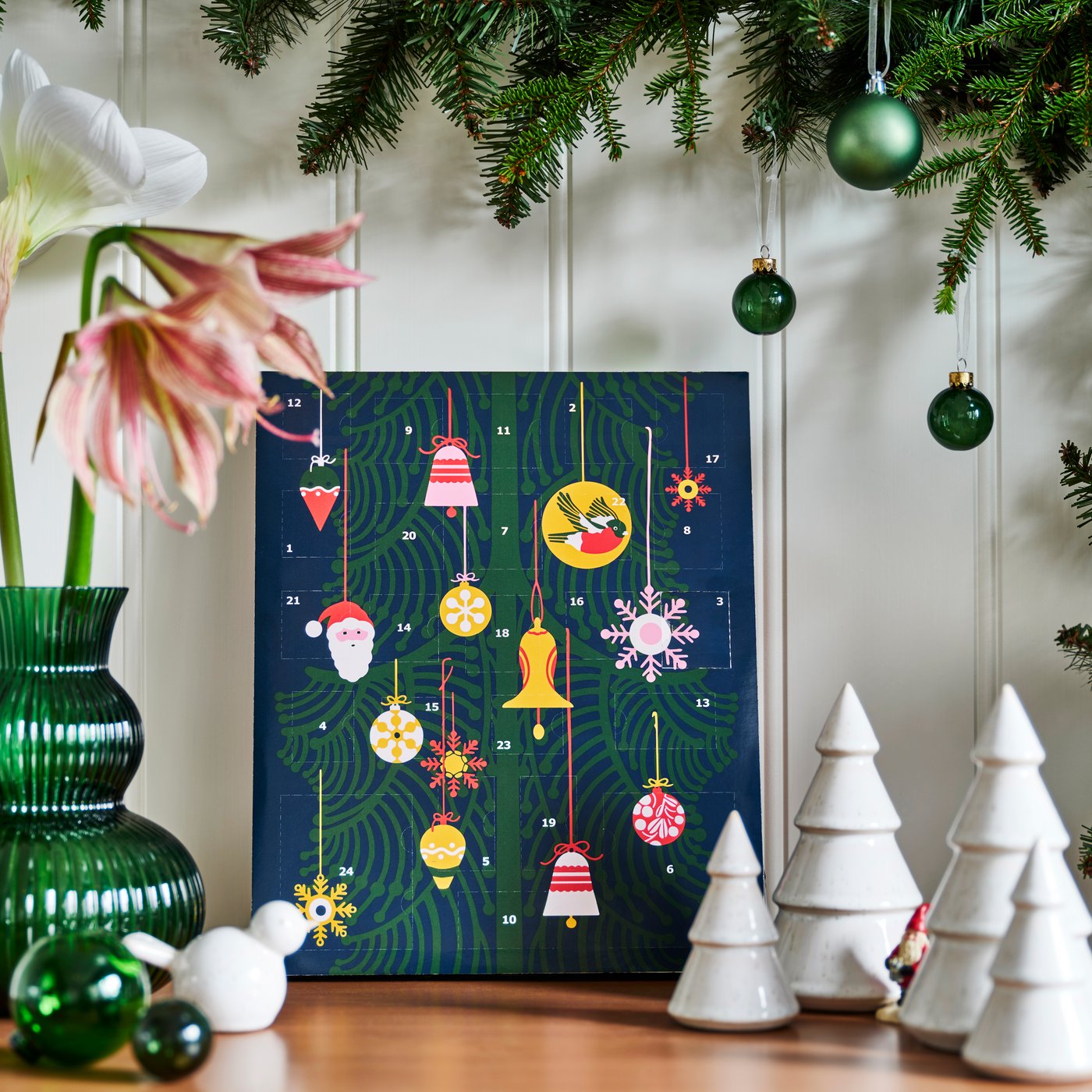 Ein VINTERFINT Adventskalender, der dekoriert auf einem Tisch steht.