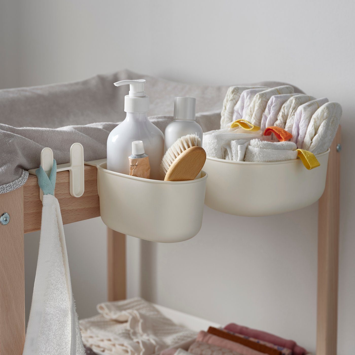 A white ÖNSKLIG stor baskets changing tbl