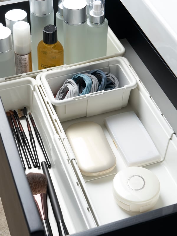 A white KACKLA extendable box in the bathroom
