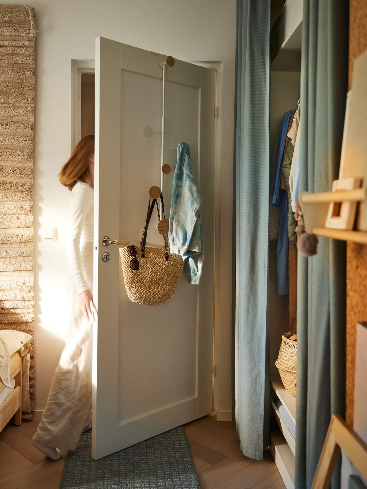 An adjustable BÄRFIS hanger for door