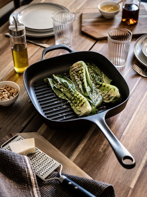 An acacia SMÅÄTA chopping board