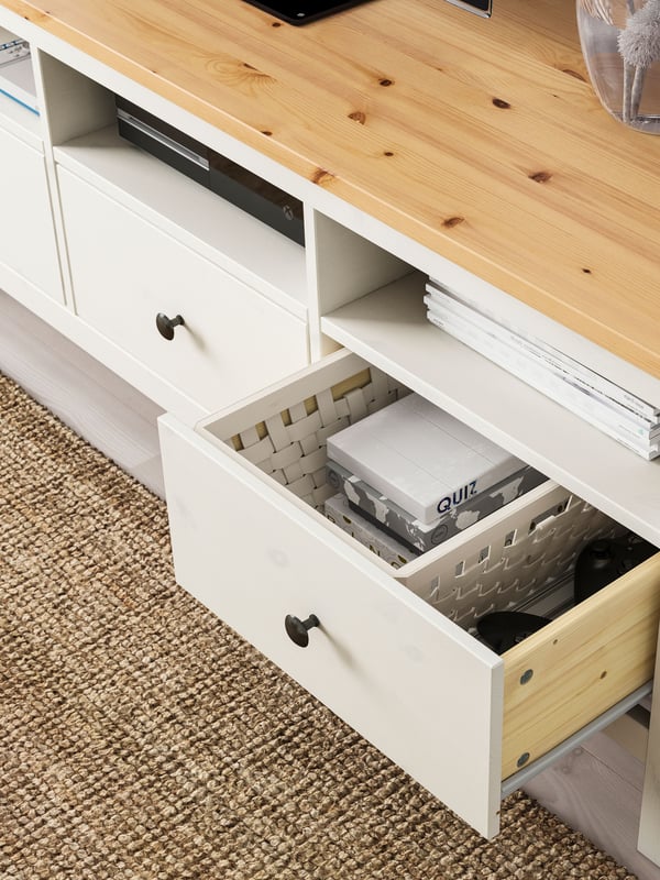 En HEMNES TV-bänk i vitbets/trä med en utdragen låda