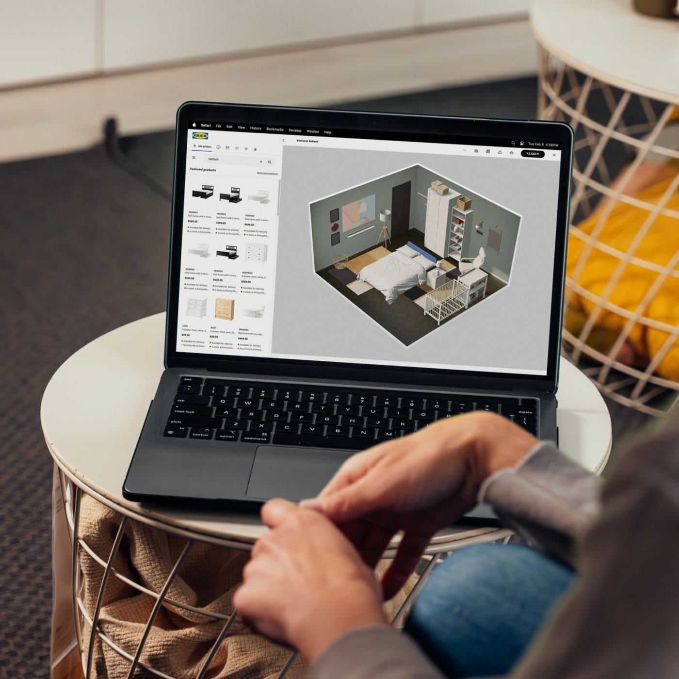 Laptop na stočiću za kafu sa slikom prostorije napravljene u alatu IKEA Kreativ.