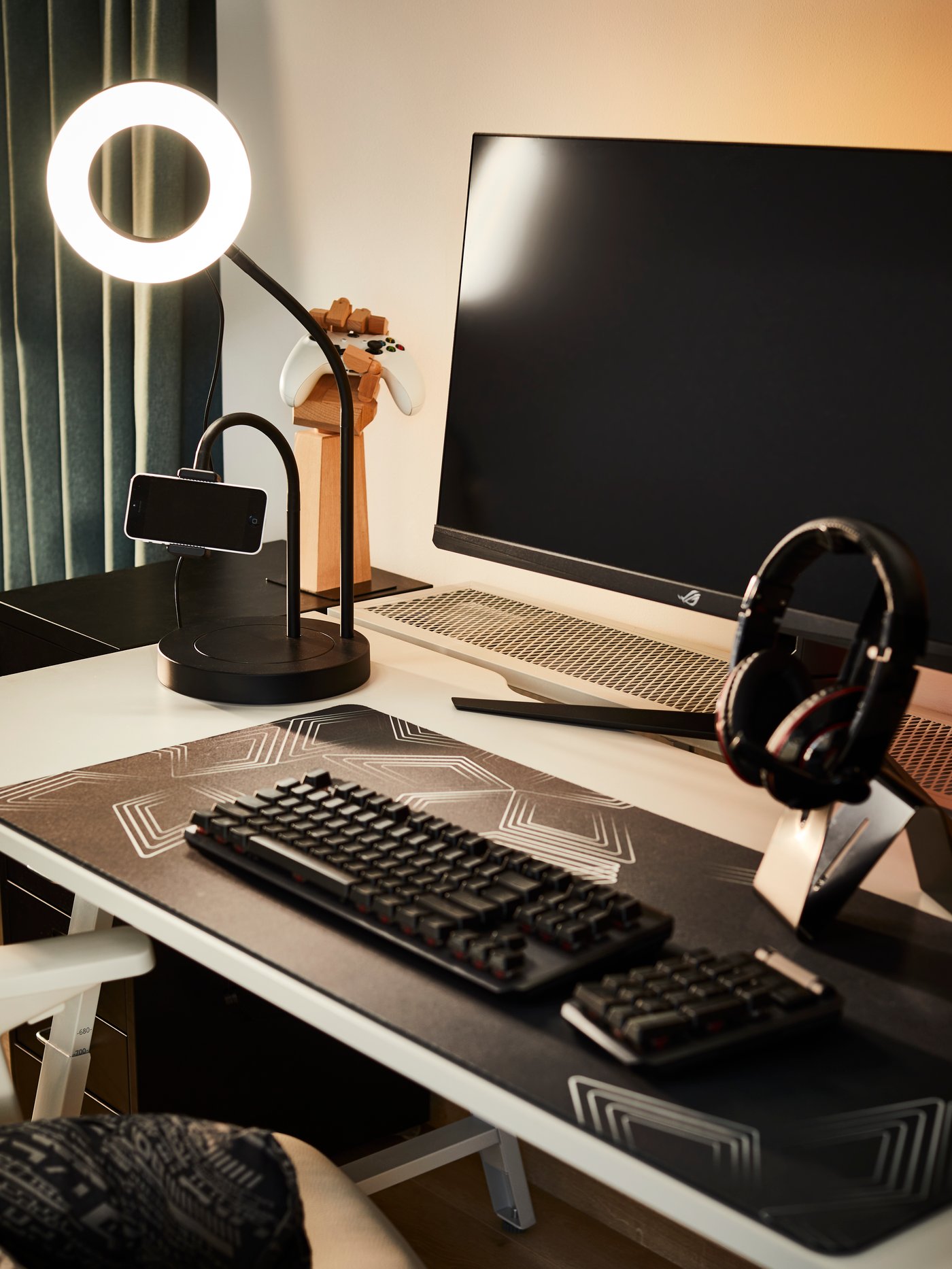 perfect gaming desk setup