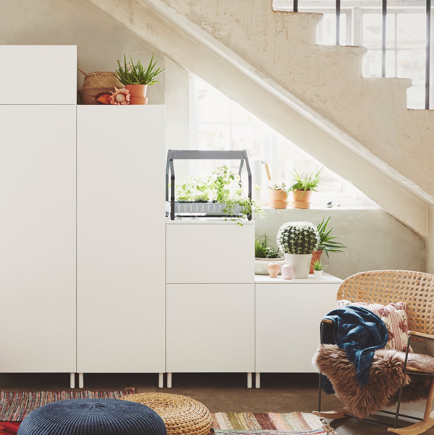 Mueble de almacenamiento PLATSA color blanco en escalera, con 6 módulos con puerta.