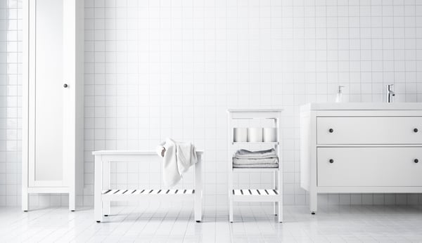 Un banco HEMNES blanco