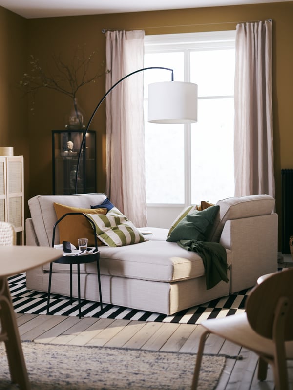 Two KIVIK chaise longues pushed together for an island of comfort in the centre of this living area.