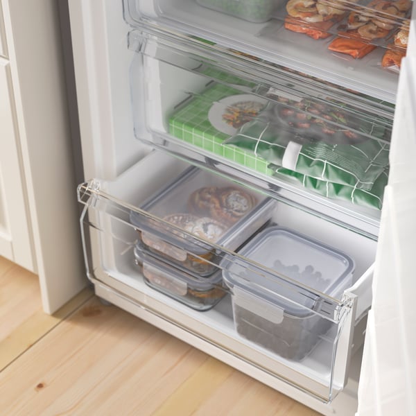 冷凍庫の引き出しに、冷凍食品や保存容器が整理して収納されている様子。