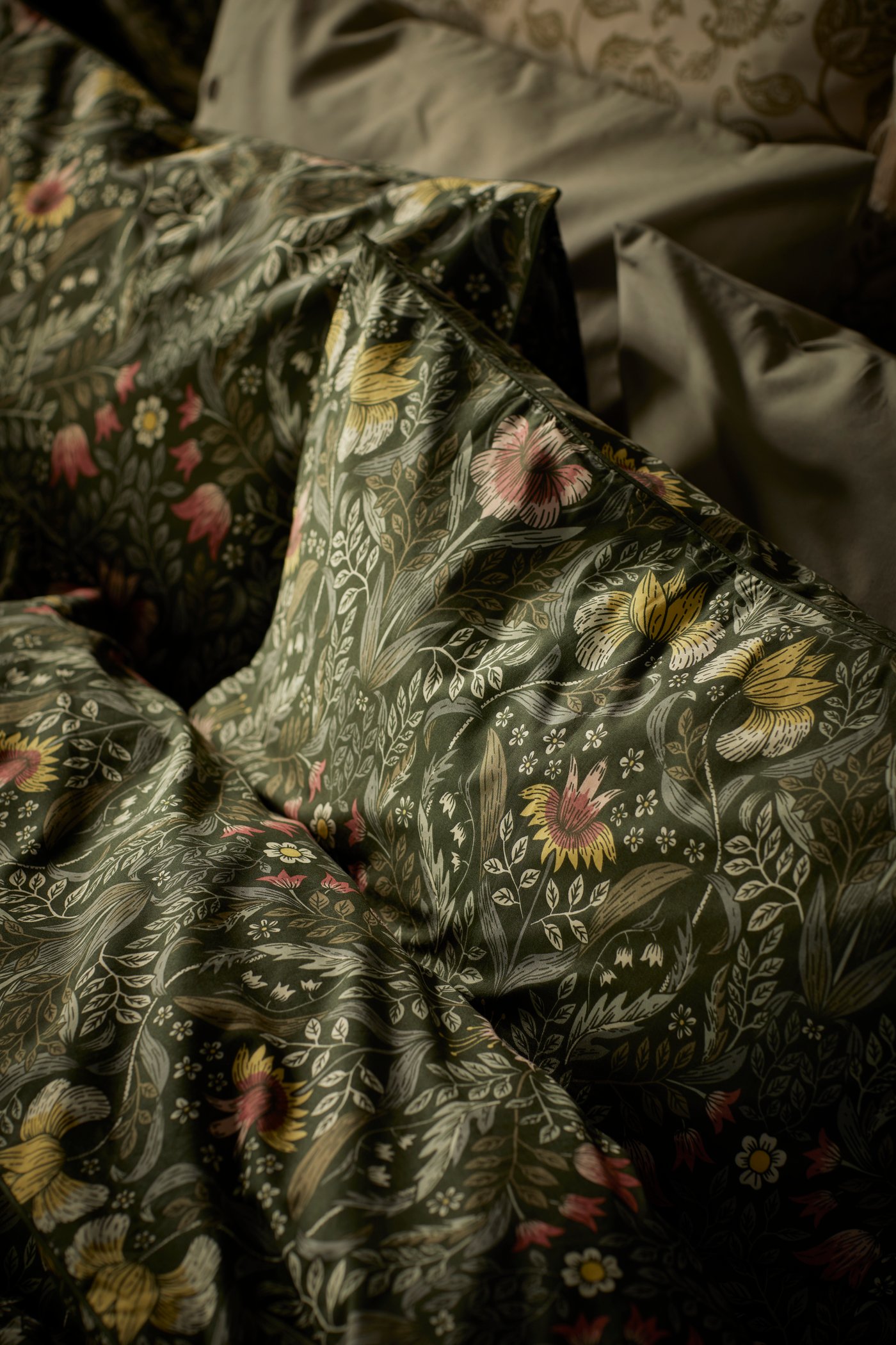 Dark green floral KÄRRDUNÖRT duvet cover set.
